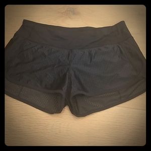 LULU Speed Up Short (size 4)